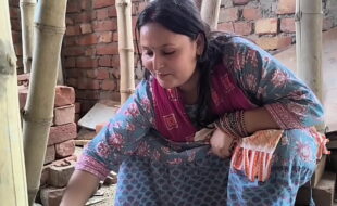 Women labour fuck with labour contractor for earning extra money